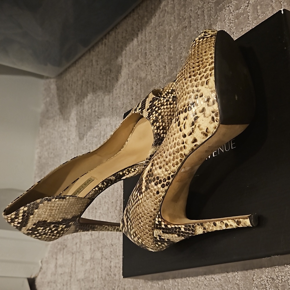 Leather snake print shoes